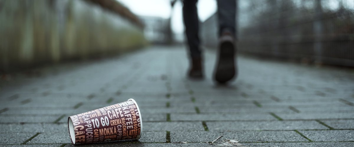 Leerer Kaffeebecher liegt auf dem Boden. Foto: weixx/Adobe Stock