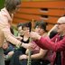 Vorschau: Eine Orchestermusikerin zeigt ihr Instrument. Foto: Jörg Sarbach
