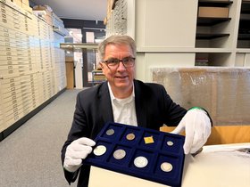 Im Grafikmagazin des Stadtmuseums sichtete Oberbürgermeister Jürgen Krogmann während seines Praktikums Münzen und Medaillen. Foto: Stadt Oldenburg
