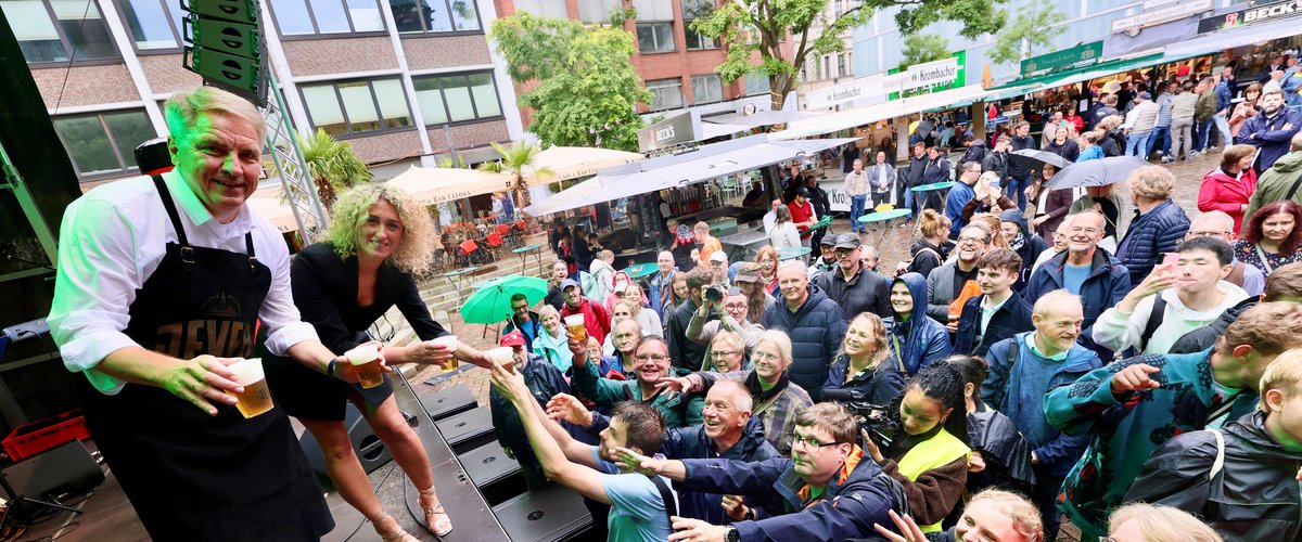 Mit dem traditionellen Fassbieranstich am Donnerstag, 20. August 2026, durch Oberbürgermeister Jürgen Krogmann (links) ist das Stadtfest 2026 nun offiziell eröffnet. Organisationschefin Janet Lüschen von E & M Marketing brachte mit ihm das Freibier unters Volk. Foto: Sascha Stüber