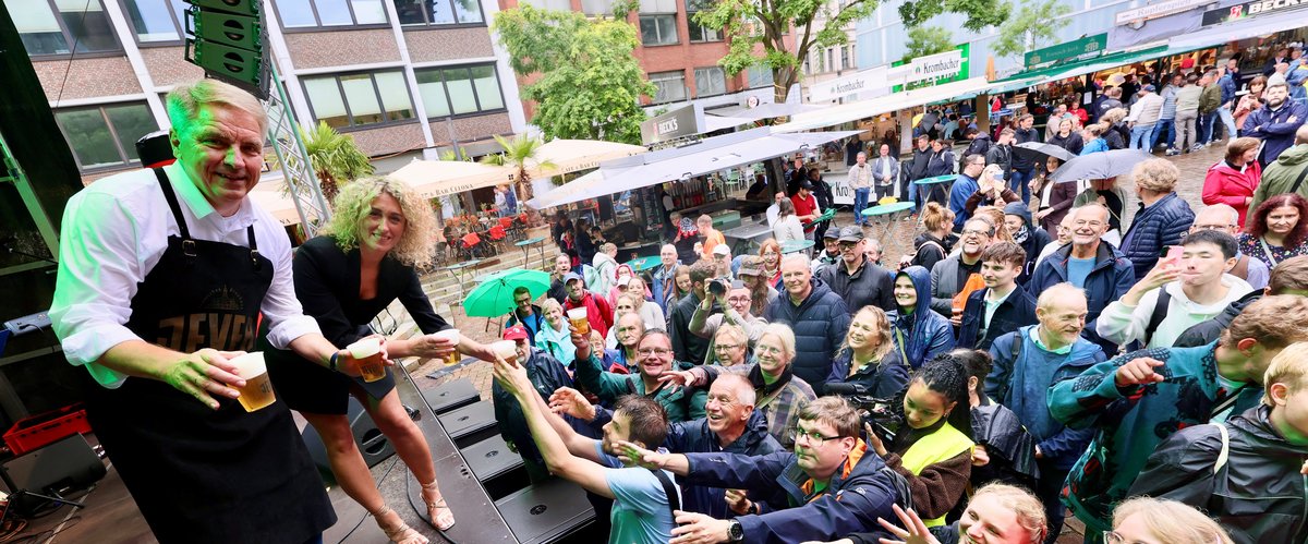 Mit dem traditionellen Fassbieranstich am Donnerstag, 20. August 2026, durch Oberbürgermeister Jürgen Krogmann (links) ist das Stadtfest 2026 nun offiziell eröffnet. Organisationschefin Janet Lüschen von E & M Marketing brachte mit ihm das Freibier unters Volk. Foto: Sascha Stüber