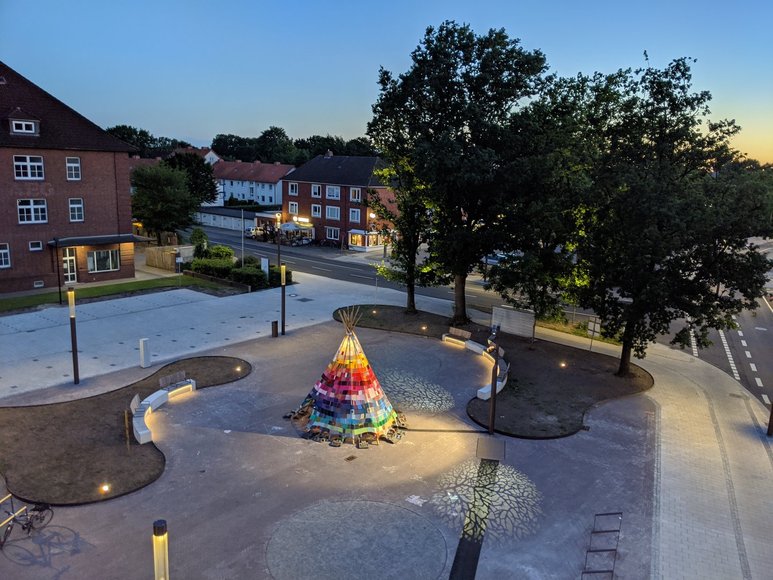 Das Tipi auf dem Klingenbergplatz mit Pflasterbeleuchtung von oben. Foto: Stadt Oldenburg