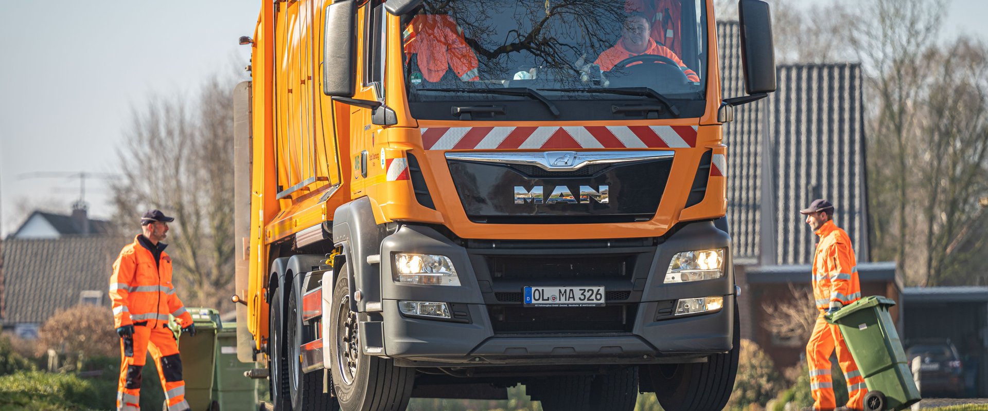 Mitarbeitende vom AWB laden Müll in ein Müllfahrzeug. Foto: Mohssen Assanimoghaddam