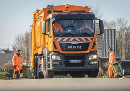 Mitarbeitende vom AWB laden Müll in ein Müllfahrzeug. Foto: Mohssen Assanimoghaddam