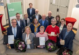 Verleihung des Klima-Innovationspreises „klip 26“ im Alten Rathaus: im Vordergrund die Preisträgerinnen und Preisträger, dahinter Jurymitglieder und die Wirtschaftsförderung. Foto: Sascha Stüber