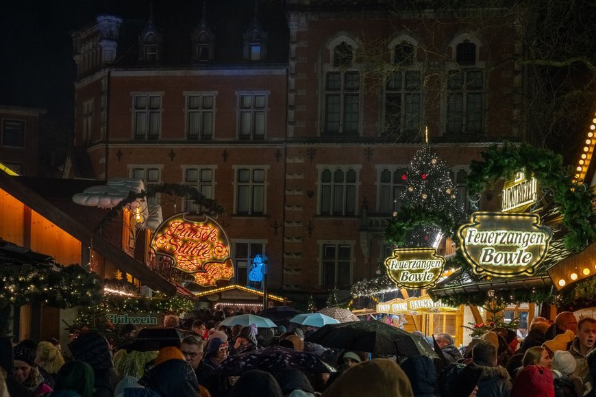 Blick über den Schloßplatz im Regen beim Lamberti-Markt 2023. Foto: Sascha Stüber