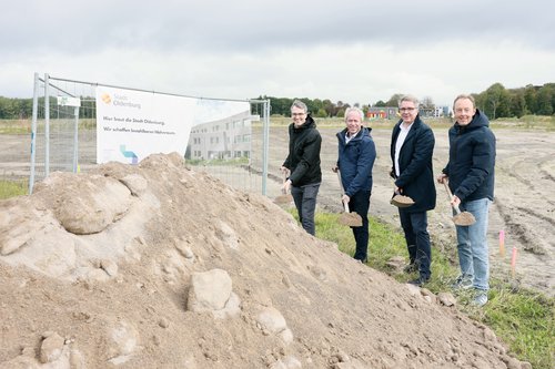 Holger Denckmann, Ralph Wilken, Oberbürgermeister Jürgen Krogmann und Architekt Stefan Scheper (von links) tätigten den symbolischen ersten Spatenstich für ein neues Mehrfamilienhaus auf dem Fliegerhorst – das Pilotvorhaben zur Schaffung von preisgünstigem Wohnen in städtischer Regie. Foto: Sascha Stüber