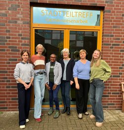 Franziska Breul (1. von links) und ihr Team sind im Stadtteiltreff Kreyenbrück Ansprechpartnerinnen für die Bürgerinnen und Bürger. Foto: Stadt Oldenburg Franziska Breul (1. von links) und ihr Team sind im Stadtteiltreff Kreyenbrück Ansprechpartnerinnen für die Bürgerinnen und Bürger. Foto: Stadt Oldenburg