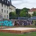 Vorschau: Das fertiggestellte Holzpodest vor der Wand mit Graffiti. Foto: Stadt Oldenburg