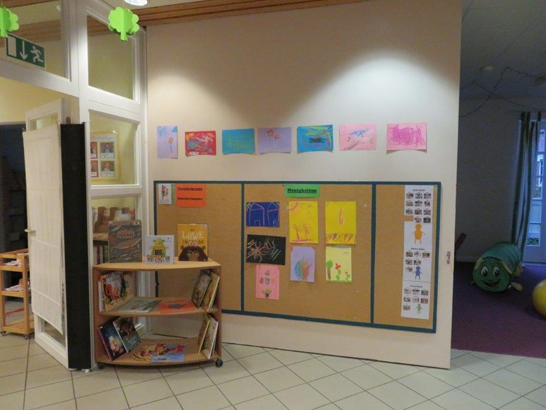 Infotafel und Bücher im Eingangsbereich. Foto: Stadt Oldenburg