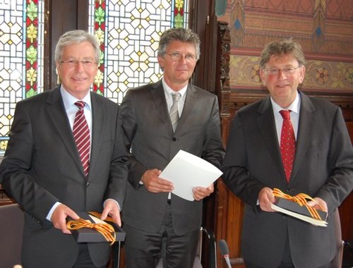 Archivfoto aus 2009 (von links): Der damalige Bremer Bürgermeister Jens Böhrnsen, der damalige Oldenburger Oberbürgermeister Gerd Schwandner und Groningens Bürgermeister Jacques Wallage nach der Unterzeichnung der Vereinbarung zur trilateralen Zusammenarbeit. Foto: Stadt Oldenburg