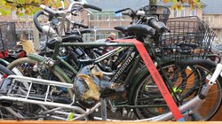 Eingesammelte Fahrräder vor dem Oldenburger Hauptbahnhof im November 2023; Stadt Oldenburg