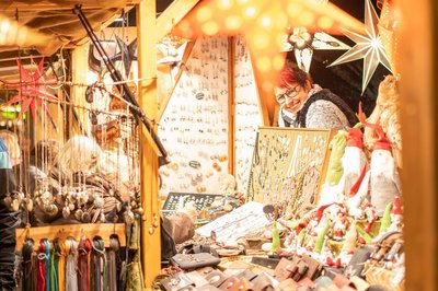 Der Stand „Feuer und Erde“ auf dem Lamberti-Markt 2019. Foto: Sascha Stüber