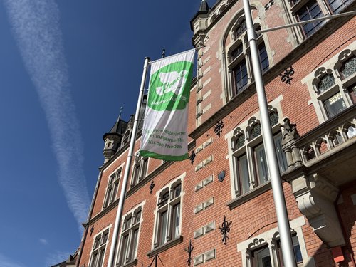 Auch am Alten Rathaus in Oldenburg wurde heute die „Mayors for Peace“-Flagge gehisst. Foto: Stadt Oldenburg Auch am Alten Rathaus in Oldenburg wurde heute die „Mayors for Peace“-Flagge gehisst. Foto: Stadt Oldenburg