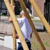 Vorschau: Ute Lennartz-Lembeck beim Ausrichten der Bambusstangen. Foto: Werner Ufferhardt.