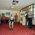 Vorschau: Roboter umstellt von Teilnehmern. Foto: Foto- und Bilderwerk