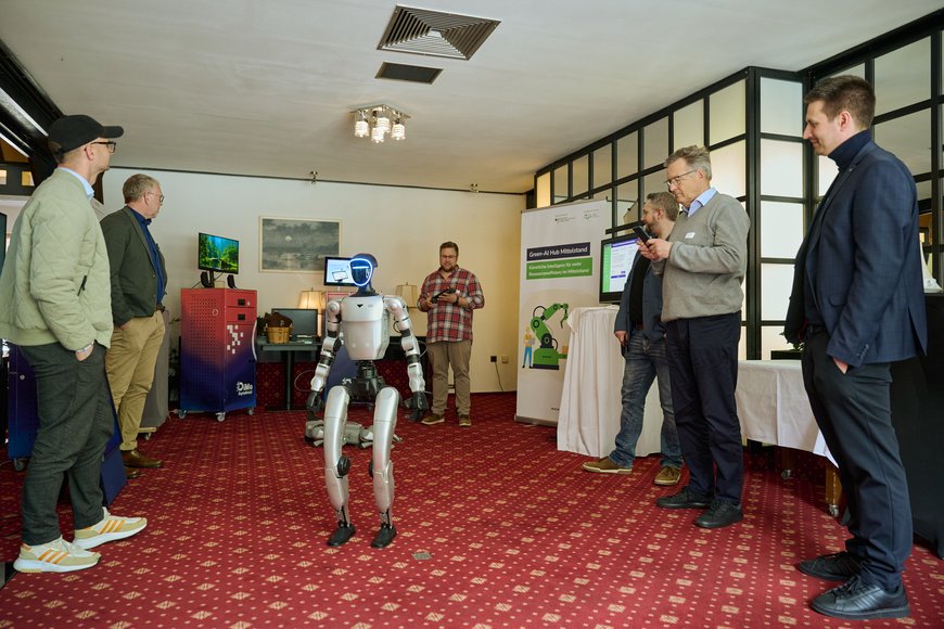 Roboter umstellt von Teilnehmern. Foto: Foto- und Bilderwerk