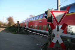 Bahnübergang mit Zug. Foto: Siegfried Baier/pixelio.de