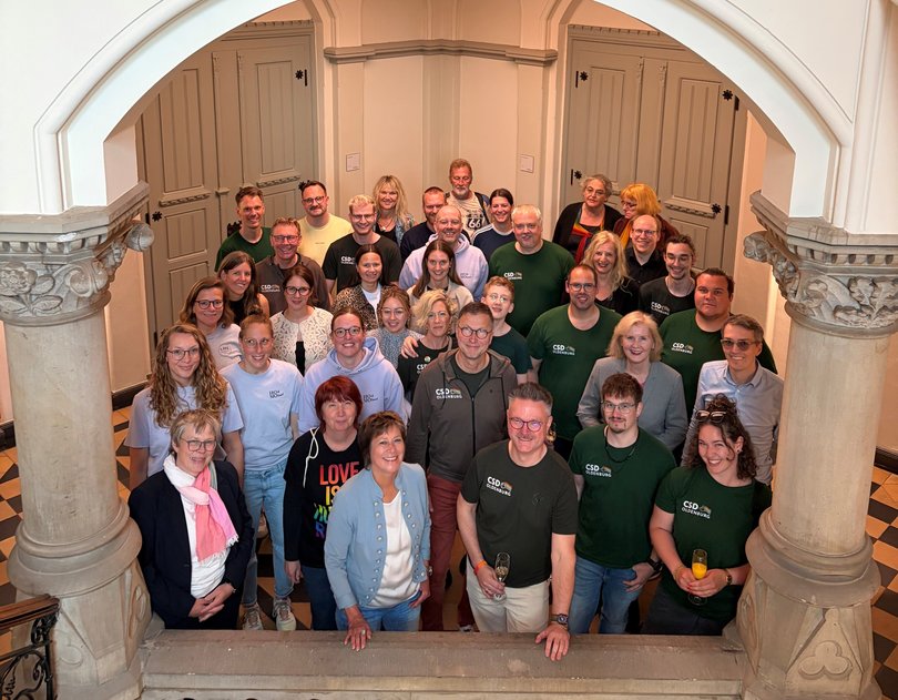 Bürgermeisterin Christine Wolff (1. Reihe, 3. von links) sprach dem ehrenamtlichen Organisationsteam des CSD den Dank der Stadtverwaltung aus. Foto: Stadt Oldenburg Bürgermeisterin Christine Wolff (1. Reihe, 3. von links) sprach dem ehrenamtlichen Organisationsteam des CSD den Dank der Stadtverwaltung aus. Foto: Stadt Oldenburg