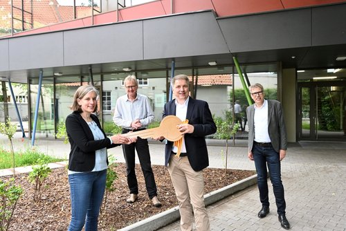 Freuen sich über die Erweiterung der Grundschule Drielake: Insa Brockmann (Schulleiterin), Oberbürgermeister Jürgen Krogmann, Carl Deters (Leiter EGH) und Matthias Welp (Leiter Amt für Schule und Bildung). Foto: Sascha Stüber