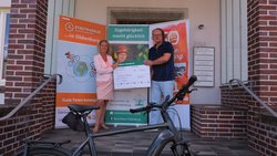 Marco Frerichs, Geschäftsführer der aktiv und irma Verbrauchermarkt GmbH überreichte den Scheck für das Erreichen des Etappenziels an Bettina Unruh, Geschäftsführerin der Baumhaus gGmbH. Foto: Stadt Oldenburg Marco Frerichs, Geschäftsführer der aktiv und irma Verbrauchermarkt GmbH überreichte den Scheck für das Erreichen des Etappenziels an Bettina Unruh, Geschäftsführerin der Baumhaus gGmbH. Foto: Stadt Oldenburg