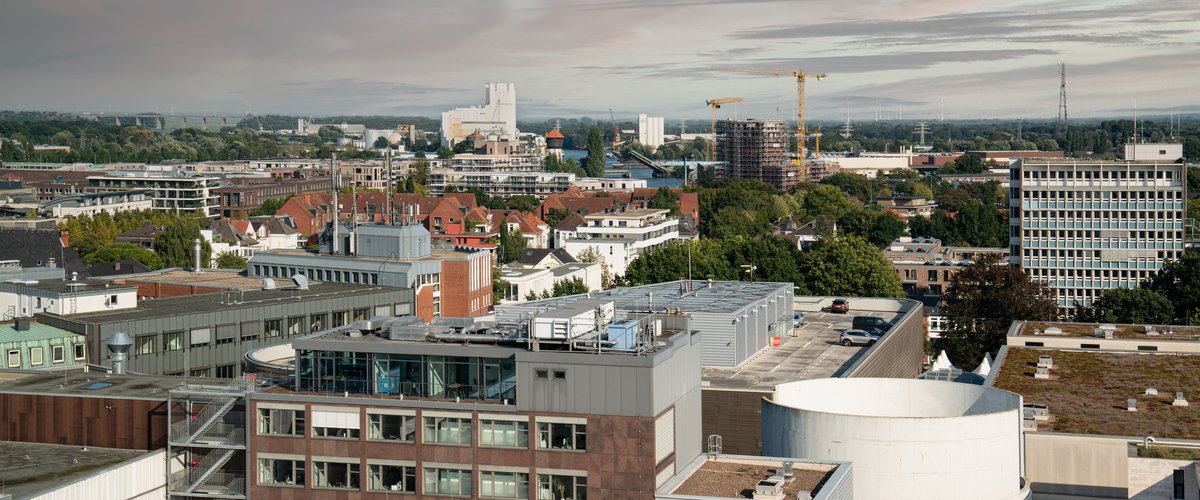 Blick vom Turm der Oldenburger Lamberti-Kirche über die Geschäfte der Innenstadt Richtung Hafen und Windräder. Foto: Mittwollen & Gradetchliev
