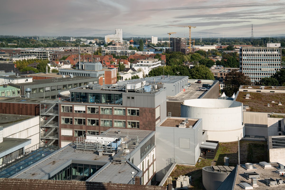 Blick vom Turm der Oldenburger Lamberti-Kirche über die Geschäfte der Innenstadt Richtung Hafen und Windräder. Foto: Mittwollen & Gradetchliev
