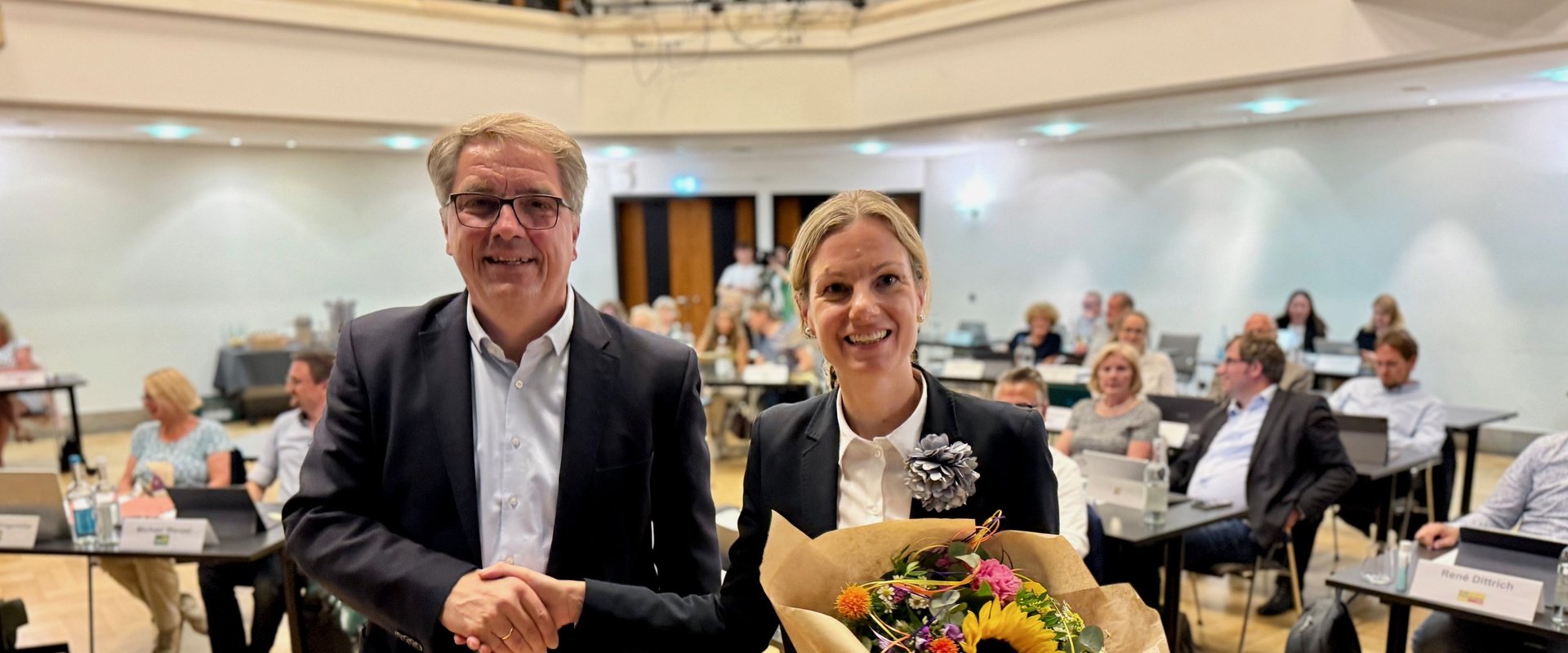 Dr. Julia Figura ist neue Erste Stadträtin. Oberbürgermeister Jürgen Krogmann gratulierte ihr zur Wahl. Foto: Stadt Oldenburg