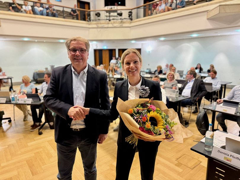 Dr. Julia Figura ist neue Erste Stadträtin. Oberbürgermeister Jürgen Krogmann gratulierte ihr zur Wahl. Foto: Stadt Oldenburg
