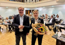 Dr. Julia Figura ist neue Erste Stadträtin. Oberbürgermeister Jürgen Krogmann gratulierte ihr zur Wahl. Foto: Stadt Oldenburg