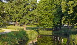 Wallanlagen mit Blick auf das Mahnmal. Foto: Stadt Oldenburg