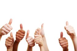 Viele erhobene Daumen. Foto: Robert Kneschke/Fotolia.com