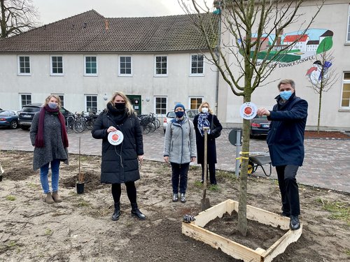 Große Freude über neue Beerensträucher in Donnerschwee: Judith Busch (Koordinatorin Ernährungsrat), Jana Bähr (Schulleiterin Grundschule Donnerschwee), Hadwig Peuser (Projektpatin), Christine Decker (Oldenburger Bürgerstiftung), Oberbürgermeister Jürgen Krogmann. Foto: Stadt Oldenburg