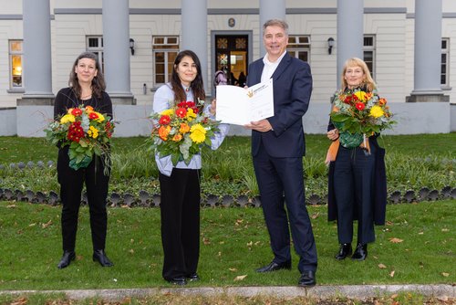 Oberbürgermeister Jürgen Krogmann mit der Preisträgerin Kerstin Gulden (Mitte) sowie den Nominierten Michaela Beck (rechts) und Enikö Gömöri (links). Foto: Martin Remmers