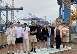 Schülerinnen und Schüler sowie die Lehrkräfte der BBS Wechloy im Hafen der Stadt Qingdao. Foto: BBS Wechloy
