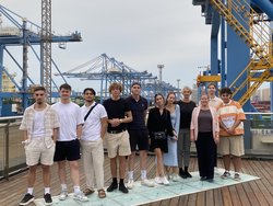 Schülerinnen und Schüler sowie die Lehrkräfte der BBS Wechloy im Hafen der Stadt Qingdao. Foto: BBS Wechloy Schülerinnen und Schüler sowie die Lehrkräfte der BBS Wechloy im Hafen der Stadt Qingdao. Foto: BBS Wechloy