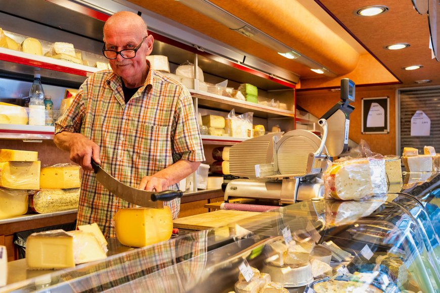 Ein Stand mit Käse auf dem Wochenmarkt auf dem Rathausmarkt. Foto: Sascha Stüber