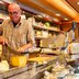 Vorschau: Ein Stand mit Käse auf dem Wochenmarkt auf dem Rathausmarkt. Foto: Sascha Stüber