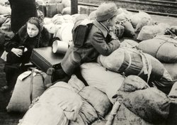 Ankunft von Flüchtlingen mit all ihrem Hab und Gut auf dem Bahnhof in Hude, 1946. Quelle: Stadtmuseum