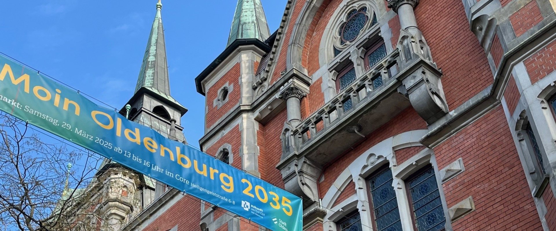 Banner mit der Aufschrift „Moin Oldenburg 2035“ beim Alten Rathaus. Foto: Stadt Oldenburg