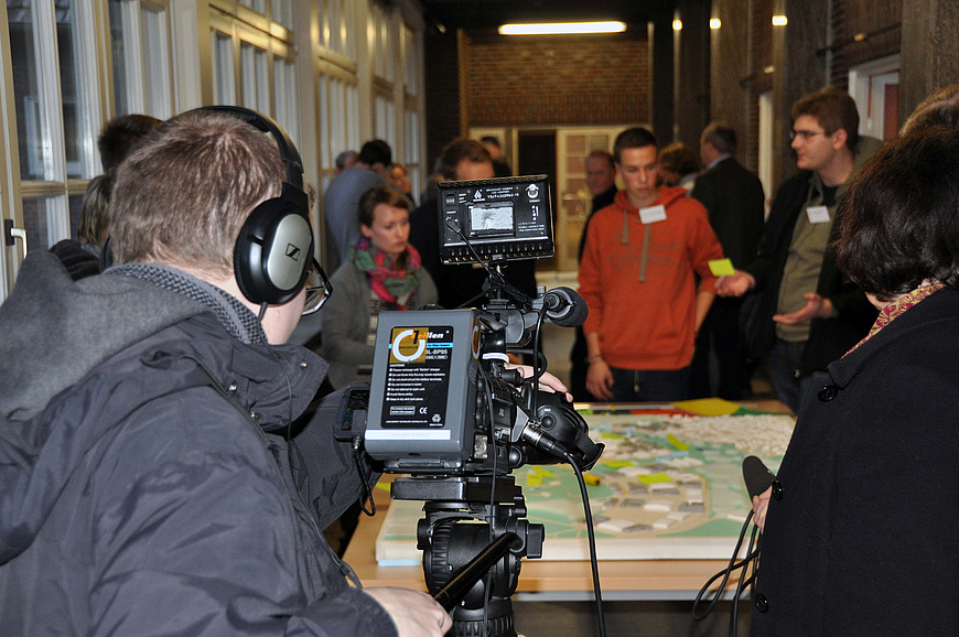Ein Kamerateam von oeins begleitet das Innovationscamp. Foto: Machleidt GmbH