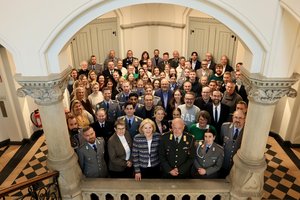 Bürgermeisterin Petra Averbeck hieß im Namen der Stadt eine Gruppe neu nach Oldenburg versetzter Bundeswehr-Angehöriger willkommen. Foto: Sascha Stüber Bürgermeisterin Petra Averbeck hieß im Namen der Stadt eine Gruppe neu nach Oldenburg versetzter Bundeswehr-Angehöriger willkommen. Foto: Sascha Stüber