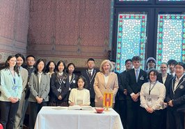 Bürgermeisterin Petra Averbeck (11. von links) empfing im Alten Rathaus eine Delegation der chinesischen Qingdao Academy sowie das OLMUN-Organisationsteam, das den Besuch initiiert hatte. Foto: Stadt Oldenburg