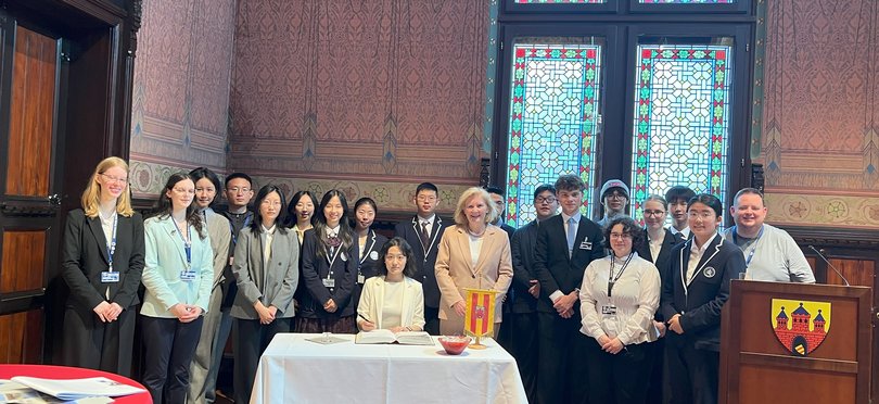 Bürgermeisterin Petra Averbeck (11. von links) empfing im Alten Rathaus eine Delegation der chinesischen Qingdao Academy sowie das OLMUN-Organisationsteam, das den Besuch initiiert hatte. Foto: Stadt Oldenburg Bürgermeisterin Petra Averbeck (11. von links) empfing im Alten Rathaus eine Delegation der chinesischen Qingdao Academy sowie das OLMUN-Organisationsteam, das den Besuch initiiert hatte. Foto: Stadt Oldenburg