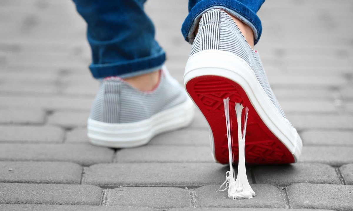 Kaugummi klebt am Schuh. Foto: Africa Studio/Adobe Stock
