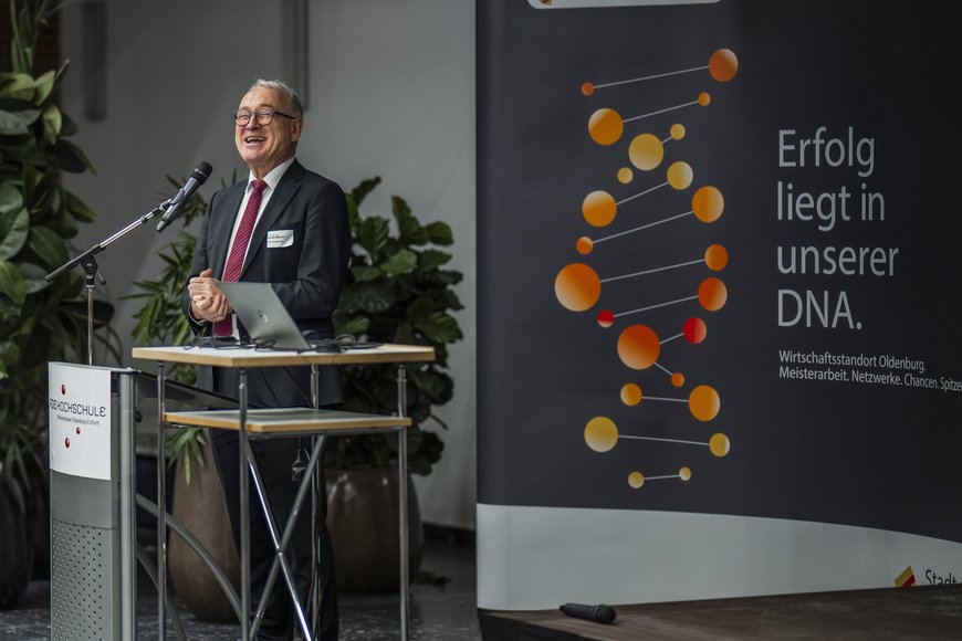 Hochschulpräsident Prof. Dr.-Ing. Manfred Weisensee heißt die Gäste in der Jade Hochschule willkommen. Foto: Imke Folkerts