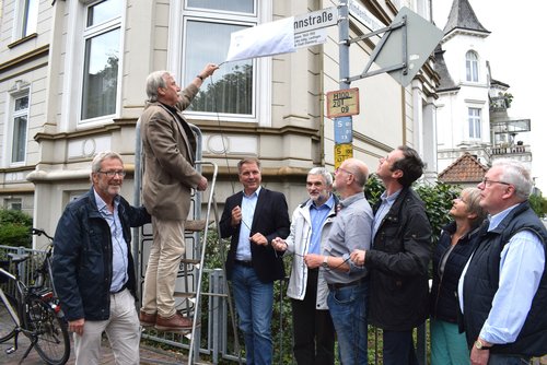 Das Zusatzschild wurde von Oberbürgermeister Jürgen Krogmann, dem Oldenburger Bürgerverein sowie Anwohnerinnen und Anwohnern enthüllt. Foto: Stadt Oldenburg