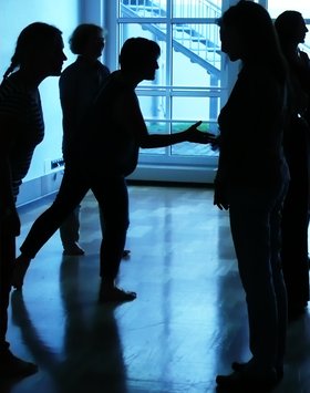 Teilnehmer des Netzwerkteffens improvisieren eine Kurz-Choreografie. Stadt Oldenburg