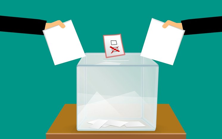 Wahlurne mit Stimmzetteln. Foto: mohamed Hassan/Pixabay