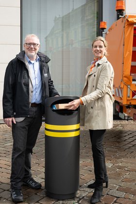 Marco Janssen, Betriebsleiter AWB und Finanzdezernentin Dr. Julia Figura stellen die Abfallbehälter im neuen Design vor. Foto: Sascha Stüber